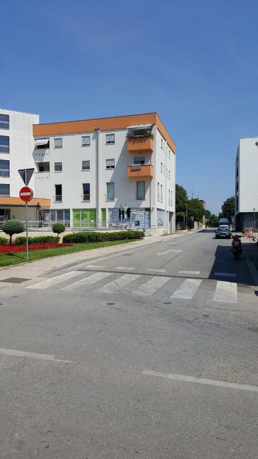 Vip, With Free Garage Parking Apartment Pula