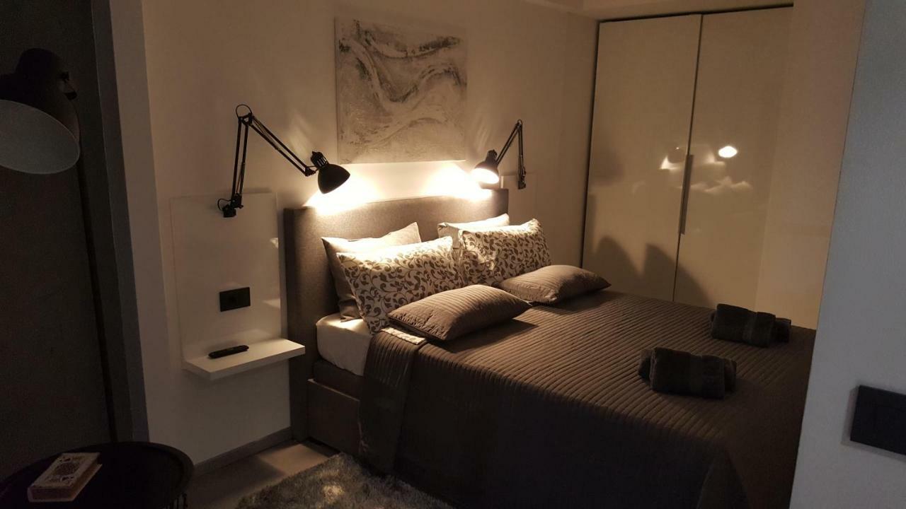 Vip, With Free Garage Parking Apartment Pula