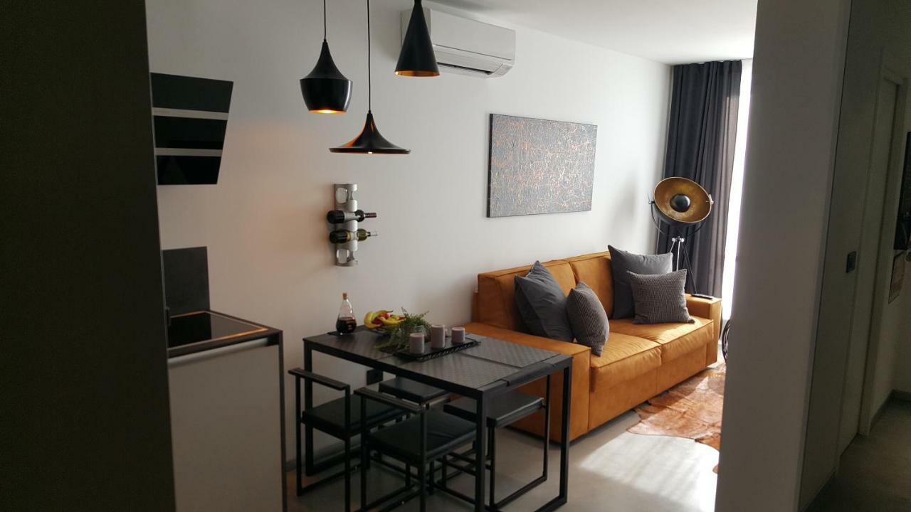 Vip, With Free Garage Parking Apartment