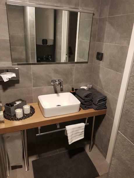 Vip, With Free Garage Parking Apartment *